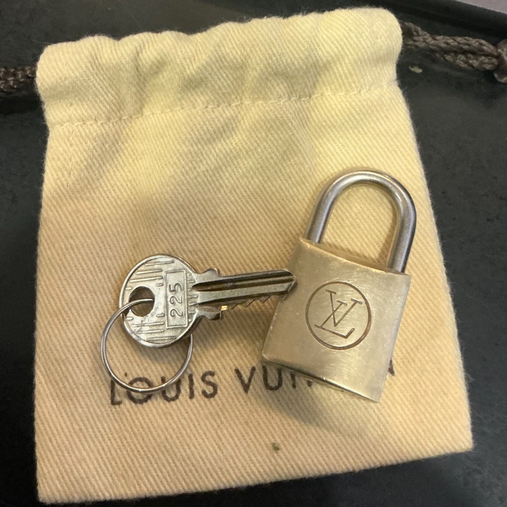 COA-*Rare* two-tone Vintage #225 LV lock w/ dust bag
